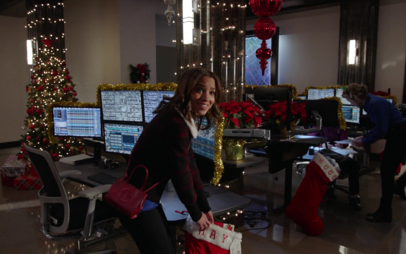 Telfar Small Red Shopping Bag in 9-1-1 S05E10 Wrapped in Red (2021)