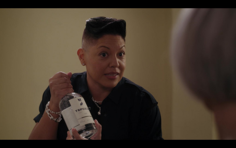 Tepozan Tequila Bottle Held by Sara Ramirez as Che Diaz in And Just Like That… S01E05 Tragically Hip (2021)