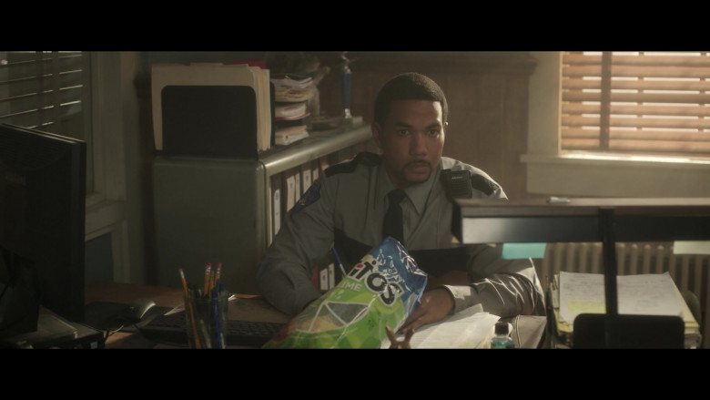 Tostitos Hint of Lime Flavored Tortilla Chips Enjoyed by Alano Miller as Sergeant Logan in Dexter New Blood S01E06 Too Many Tuna Sandwiches (1)