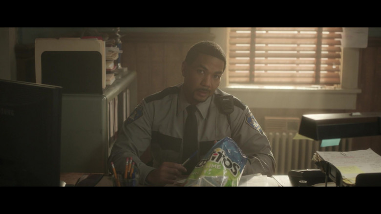 Tostitos Hint of Lime Flavored Tortilla Chips Enjoyed by Alano Miller as Sergeant Logan in Dexter New Blood S01E06 Too Many Tuna Sandwiches (2)