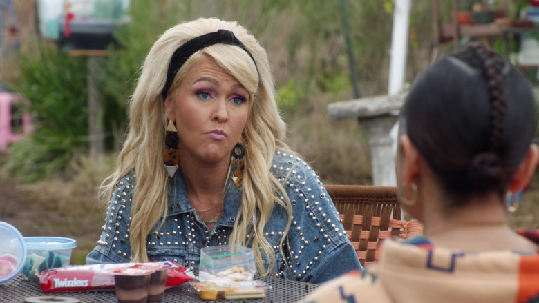 Twizzlers Candies of Jenn Lyon as Jennifer in Claws S04E01 Chapter One Betrayal (2021)