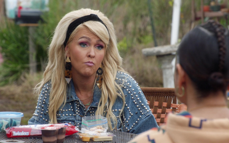 Twizzlers Candies of Jenn Lyon as Jennifer in Claws S04E01 Chapter One Betrayal (2021)