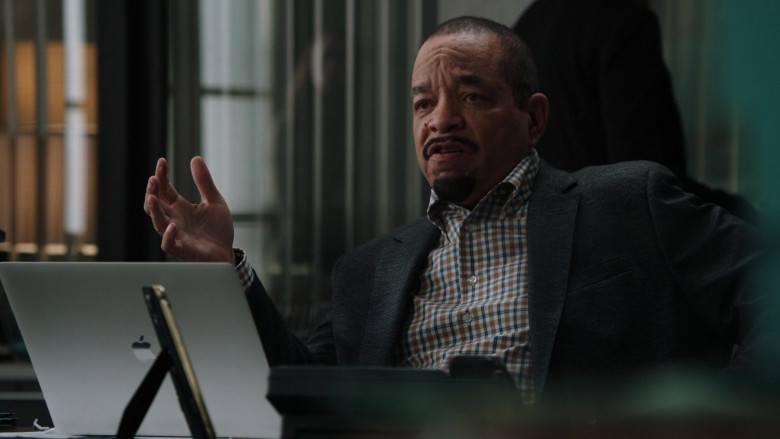 Apple MacBook Laptop Computer Used by Ice-T as Odafin Tutuola in Law & Order Special Victims Unit S23E12 2022 (1)