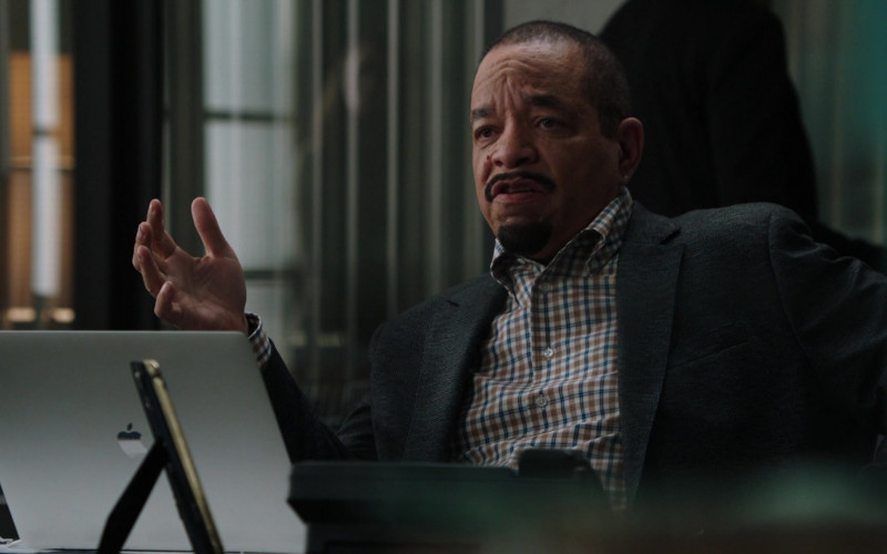 Apple MacBook Laptop Computer Used by Ice-T as Odafin Tutuola in Law & Order Special Victims Unit S23E12 2022 (1)