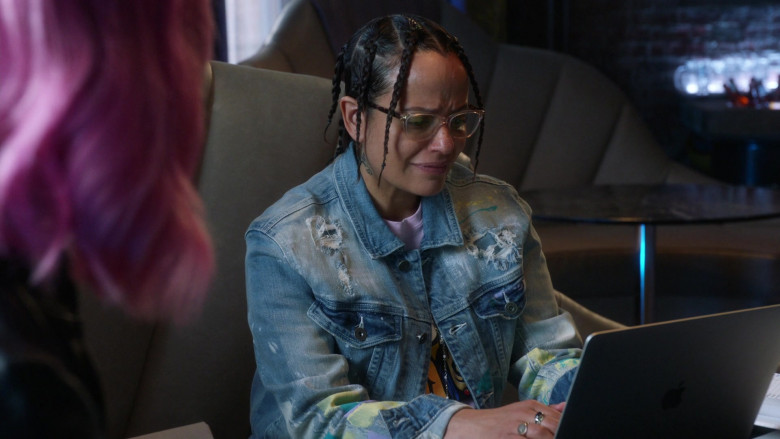 Apple MacBook Laptop Computer Used by Judy Reyes as Quiet Ann in Claws S04E05 Chapter Five Comeuppance (1)