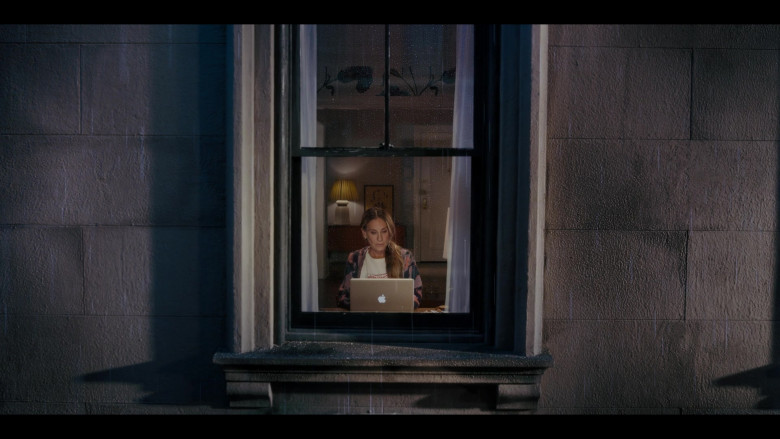 Apple MacBook Laptop Computer Used by Sarah Jessica Parker as Carrie Bradshaw in And Just Like That… S01E07 Sex and the Widow 2022 (2)