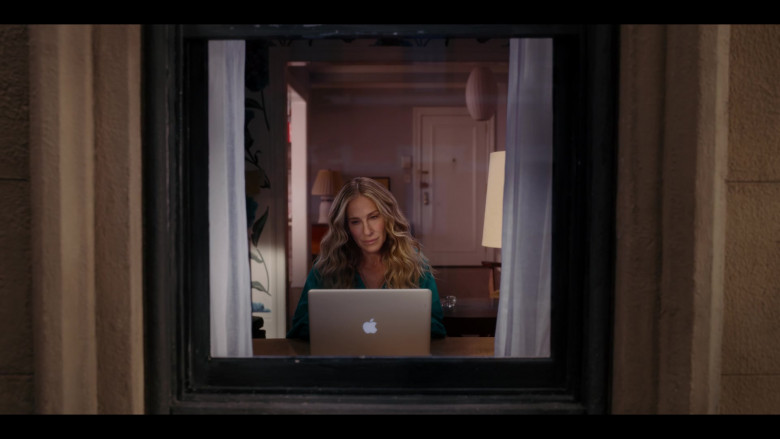 Apple MacBook Laptop Computer Used by Sarah Jessica Parker as Carrie Bradshaw in And Just Like That… S01E07 Sex and the Widow 2022 (4)