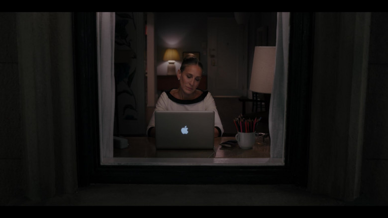 Apple MacBook Laptop Computer Used by Sarah Jessica Parker as Carrie Bradshaw in And Just Like That… S01E07 Sex and the Widow 2022 (5)