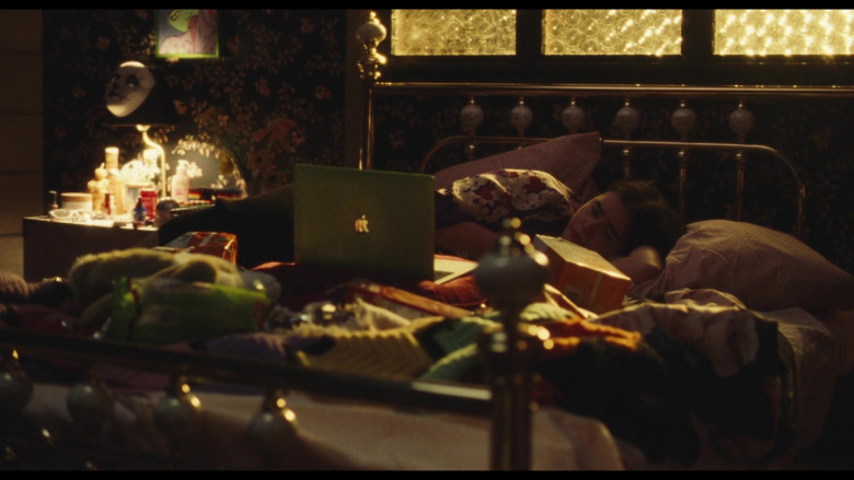 Apple MacBook Laptop Computers in Euphoria S02E02 Out of Touch (3)