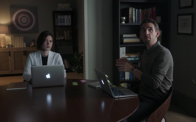 Apple MacBook Laptop Computers in New Amsterdam S04E11 Talkin' Bout a Revolution (2)