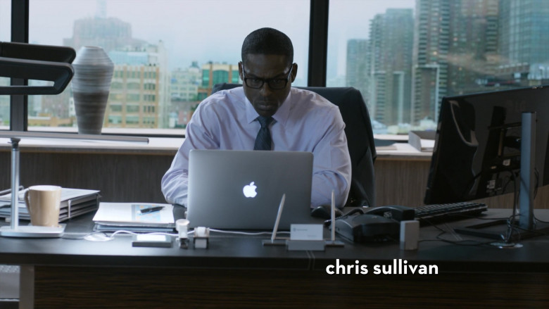 Apple MacBook Laptop Computers in This Is Us S06E01 The Challenger (1)