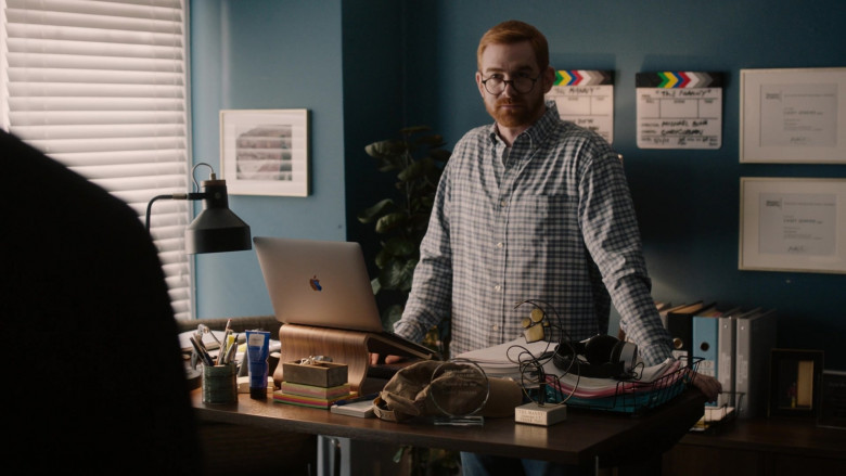 Apple MacBook Laptop Computers in This Is Us S06E01 The Challenger (3)