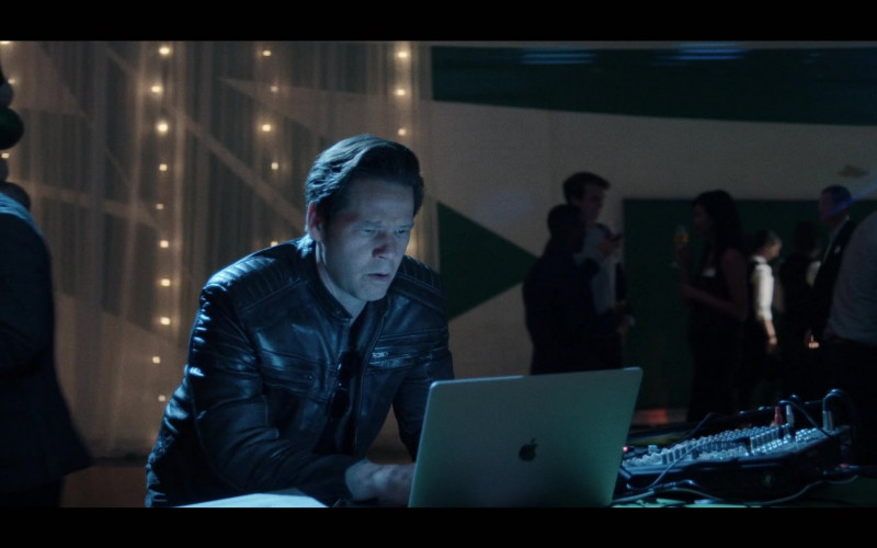 Apple MacBook Laptop Used by Ike Barinholtz as Brett in The Afterparty S01E02 Brett (2022)
