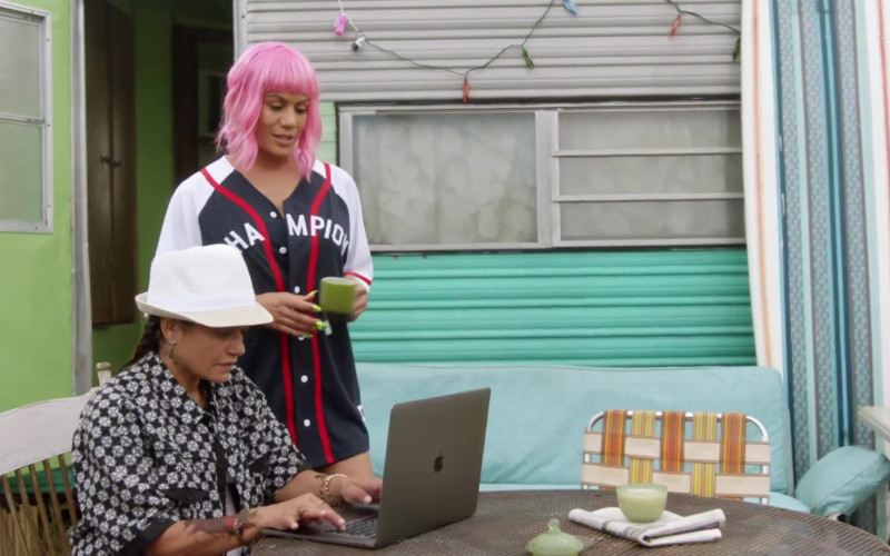 Apple MacBook Laptop Used by Judy Reyes as Quiet Ann in Claws S04E06 Greed (1)