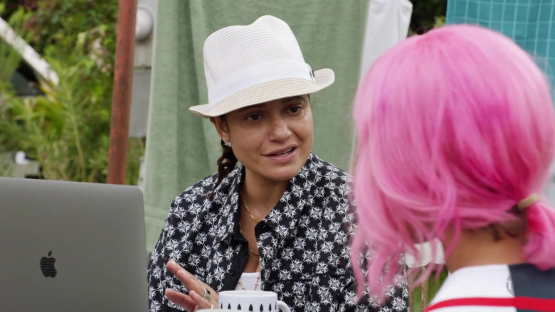 Apple MacBook Laptop Used by Judy Reyes as Quiet Ann in Claws S04E06 Greed (3)