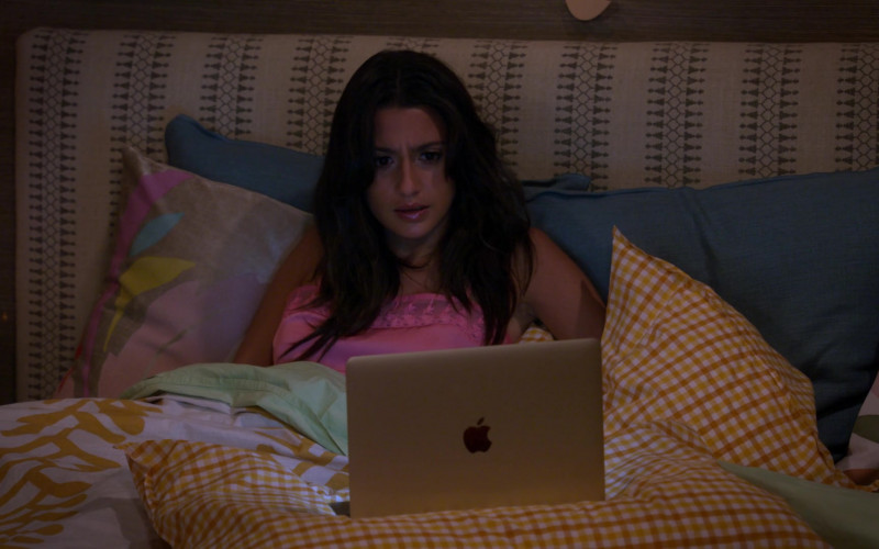 Apple MacBook Laptop in How I Met Your Father S01E03 The Fixer (2022)