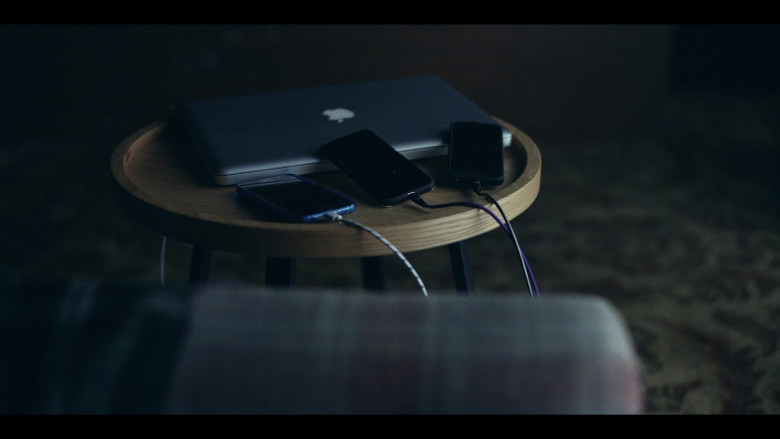 Apple MacBook Laptop in Station Eleven S01E09 Dr. Chaudhary (2022)