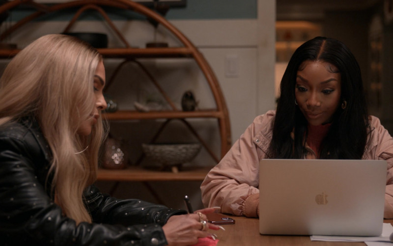 Apple MacBook Laptop of Brandy Norwood as Naomi ‘Xplicit Lyrics' in Queens S01E11 I'm A Slave 4 U 2022