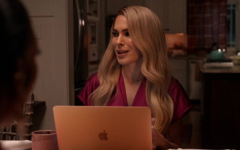 Apple MacBook Laptop of Nadine Velazquez as Valeria ‘Butter Pecan’ Mendez in Queens S01E11 I’m A Slave 4 U (1)