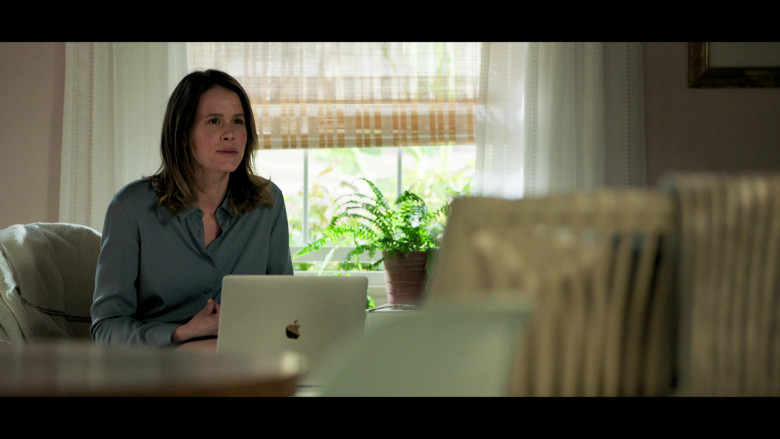 Apple MacBook Laptop of Sosie Bacon as Mandy in As We See It S01E02 I Apologize for My Words and Actions (1)