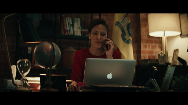 Apple MacBook Laptop of Tawny Cypress as Taissa in Yellowjackets S01E10 Sic Transit Gloria Mundi (2022)
