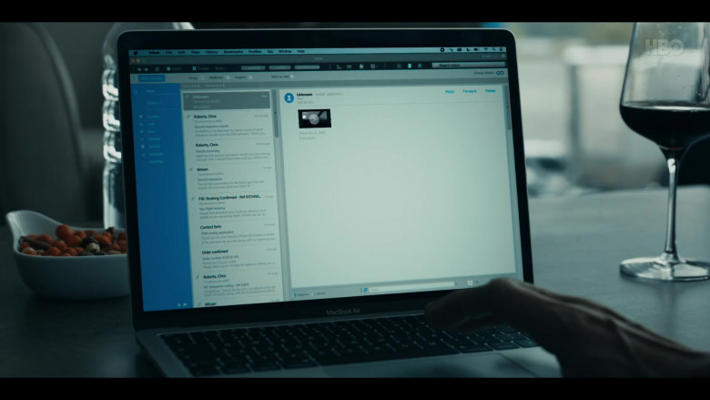 Apple MacBook Laptops in A Discovery of Witches S03E01 (2)