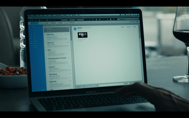 Apple MacBook Laptops in A Discovery of Witches S03E01 (2)