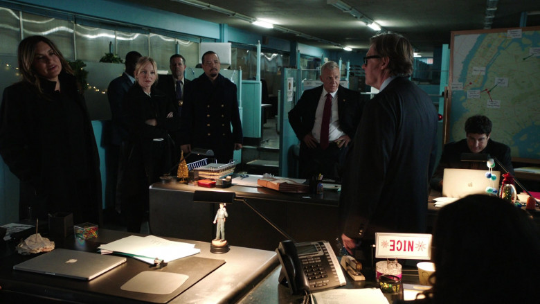 Apple MacBook Laptops in Law & Order Special Victims Unit S23E10 Silent Night, Hateful Night (1)