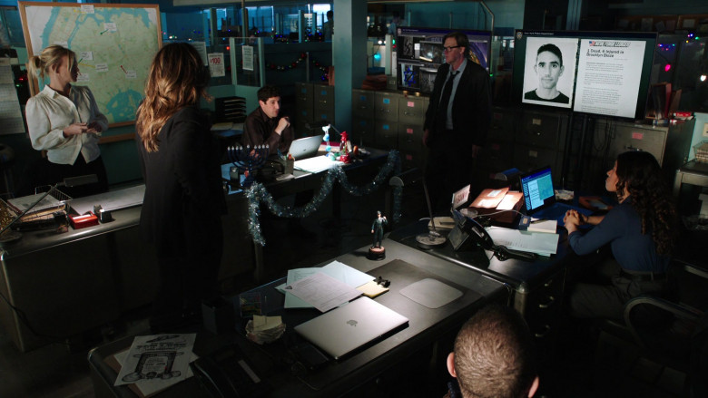 Apple MacBook Laptops in Law & Order Special Victims Unit S23E10 Silent Night, Hateful Night (2)