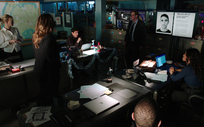 Apple MacBook Laptops in Law & Order Special Victims Unit S23E10 Silent Night, Hateful Night (2)