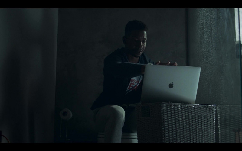 Apple MacBook Pro Laptop Computer of Mamoudou Athie as Dan Turner in Archive 81 S01E03 Terror in the Aisles 2022 (1)
