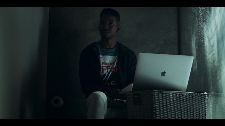 Apple MacBook Pro Laptop Computer of Mamoudou Athie as Dan Turner in Archive 81 S01E03 Terror in the Aisles 2022 (2)