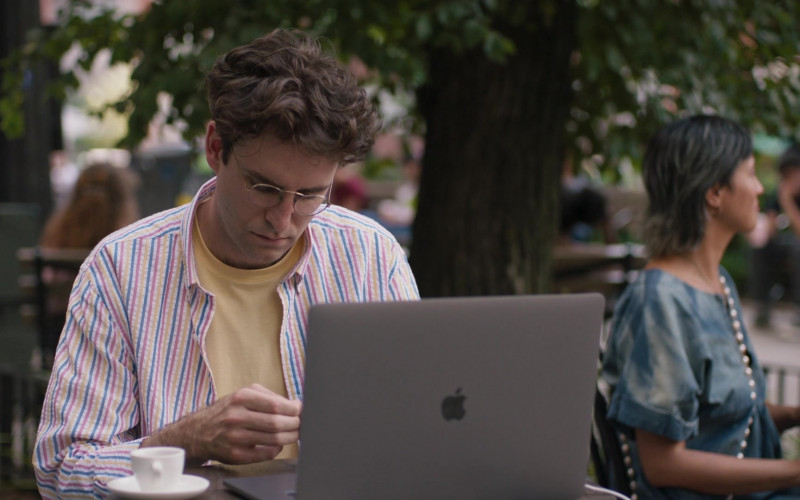 Apple MacBook Pro Laptop of John Reynolds as Drew Gardner in Search Party S05E05 Acts of the Apostles 2022 (1)