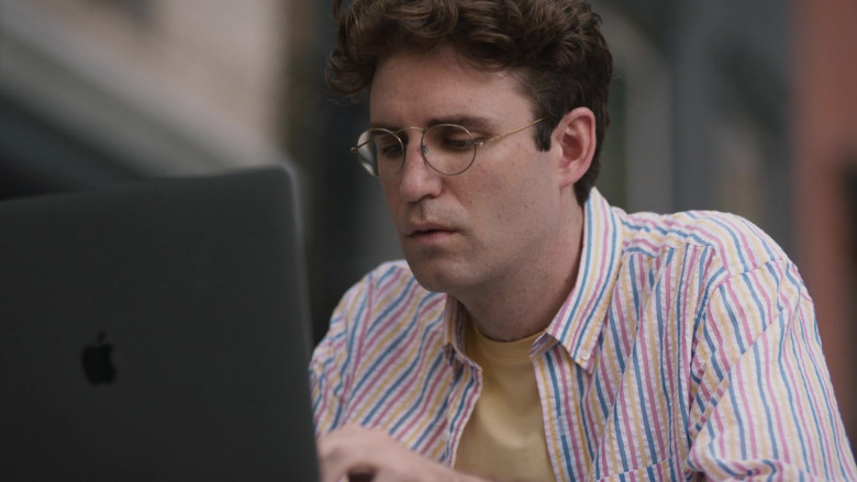 Apple MacBook Pro Laptop of John Reynolds as Drew Gardner in Search Party S05E05 Acts of the Apostles 2022 (2)