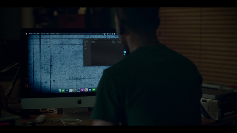 Apple iMac Computer in Archive 81 S01E01 Mystery Signals (2)