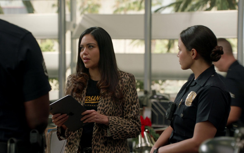 Apple iPad Tablet in The Rookie S04E10 Heart Beat (2022)