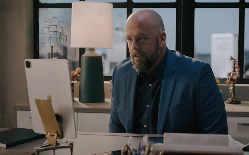 Apple iPad Tablet of Chris Sullivan as Toby Damon in This Is Us S06E01 The Challenger (2022)
