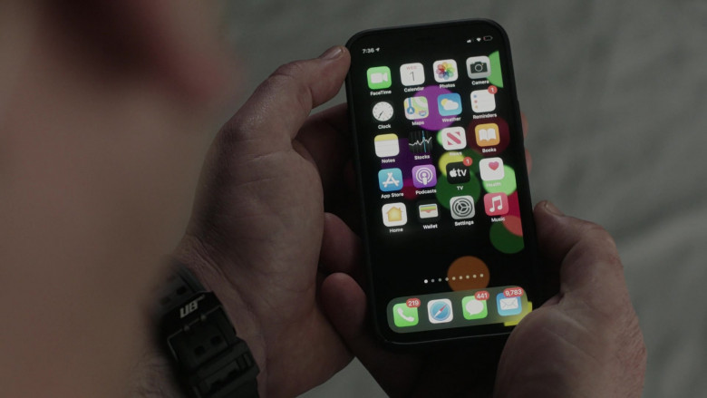 Apple iPhone Smartphone in 9-1-1 Lone Star S03E01 The Big Chill (2022)