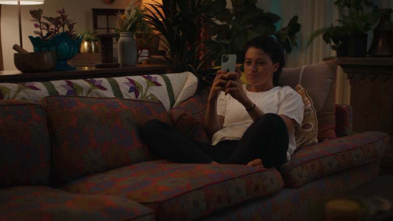 Apple iPhone Smartphone of Alia Shawkat as Dory Sief in Search Party S05E02 Exodus 2022 (3)