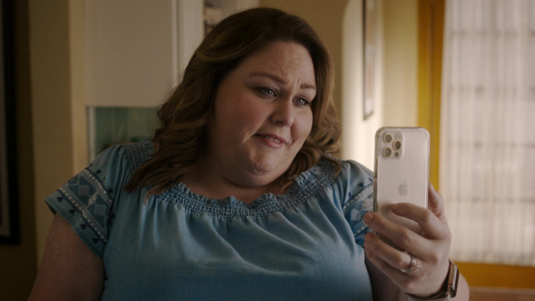 Apple iPhone Smartphone of Chrissy Metz as Kate Pearson in This Is Us S06E01 The Challenger (2022)