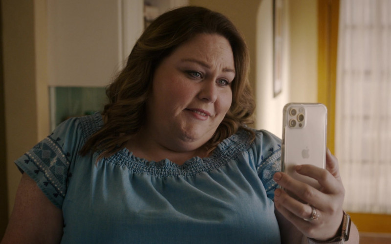 Apple iPhone Smartphone of Chrissy Metz as Kate Pearson in This Is Us S06E01 The Challenger (2022)