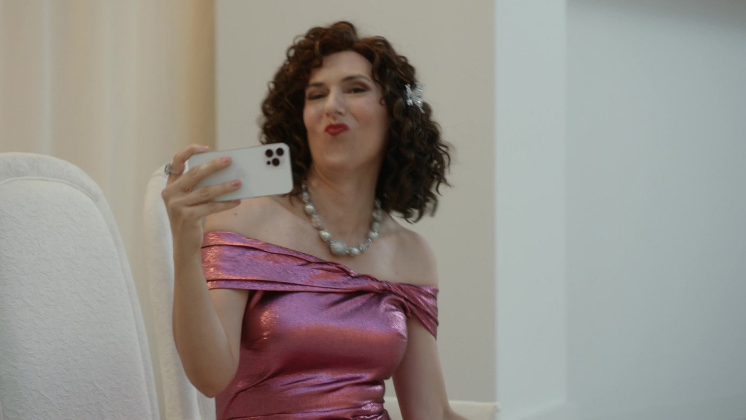 Apple IPhone Smartphone Of Edi Patterson As Judy Gemstone In The