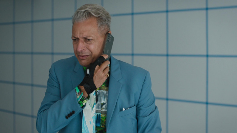 Apple iPhone Smartphone of Jeff Goldblum as Tunnel Quinn in Search Party S05E03 Kings (2022)