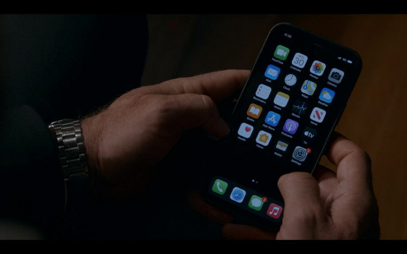 Apple iPhone Smartphone of Liev Schreiber in Ray Donovan: The Movie (2022)