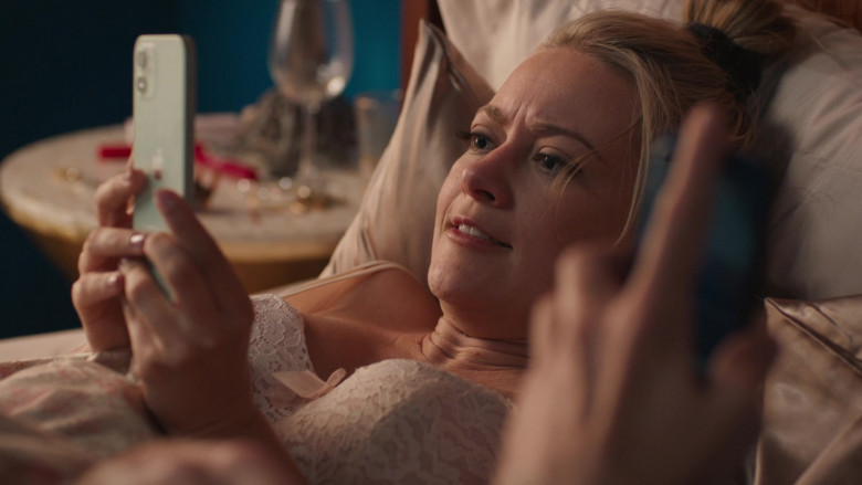 Apple iPhone Smartphone of Meredith Hagner as Portia Davenport in Search Party S05E02 Exodus (2022)