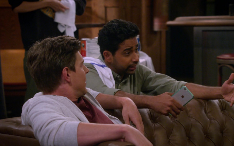 Apple iPhone Smartphone of Suraj Sharma as Sid in How I Met Your Father S01E02 FOMO (2022)