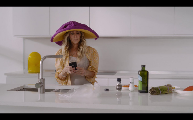 Blackberry Qwerty Smartphone of Sarah Jessica Parker as Carrie Bradshaw in And Just Like That... S01E06 "Diwali" (2022)