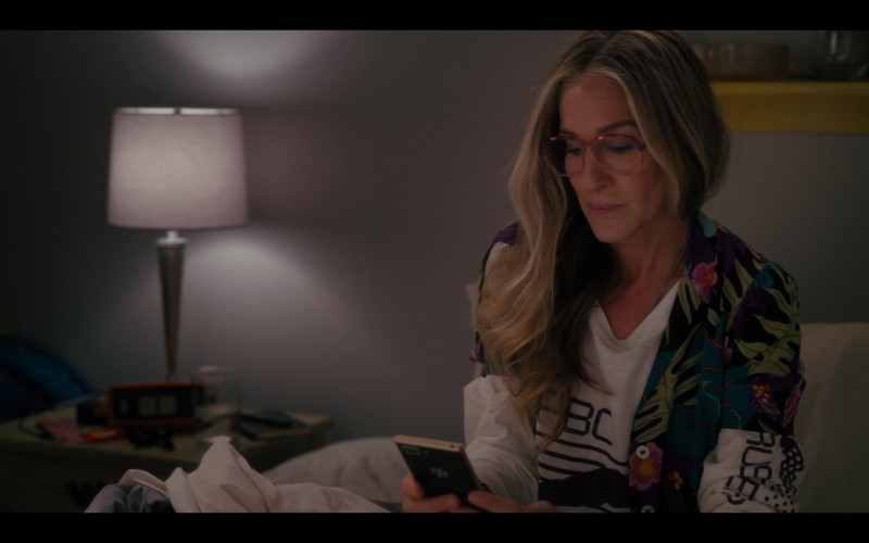 Blackberry Smartphone of Sarah Jessica Parker as Carrie Bradshaw in And Just Like That... S01E07 "Sex and the Widow" (2022)
