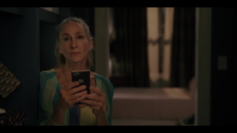Blackberry Smartphone of Sarah Jessica Parker as Carrie Bradshaw in And Just Like That… S01E09 No Strings Attached (2022)