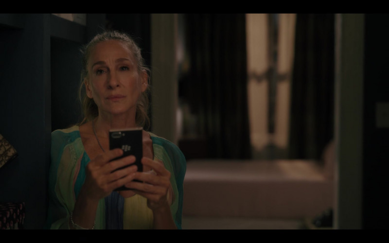 Blackberry Smartphone of Sarah Jessica Parker as Carrie Bradshaw in And Just Like That... S01E09 "No Strings Attached" (2022)